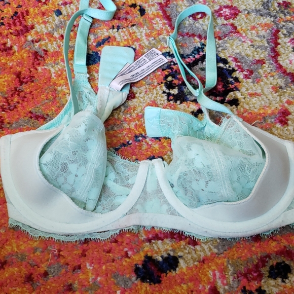 Bundle of two victorias secret lace bras - Picture 6 of 7